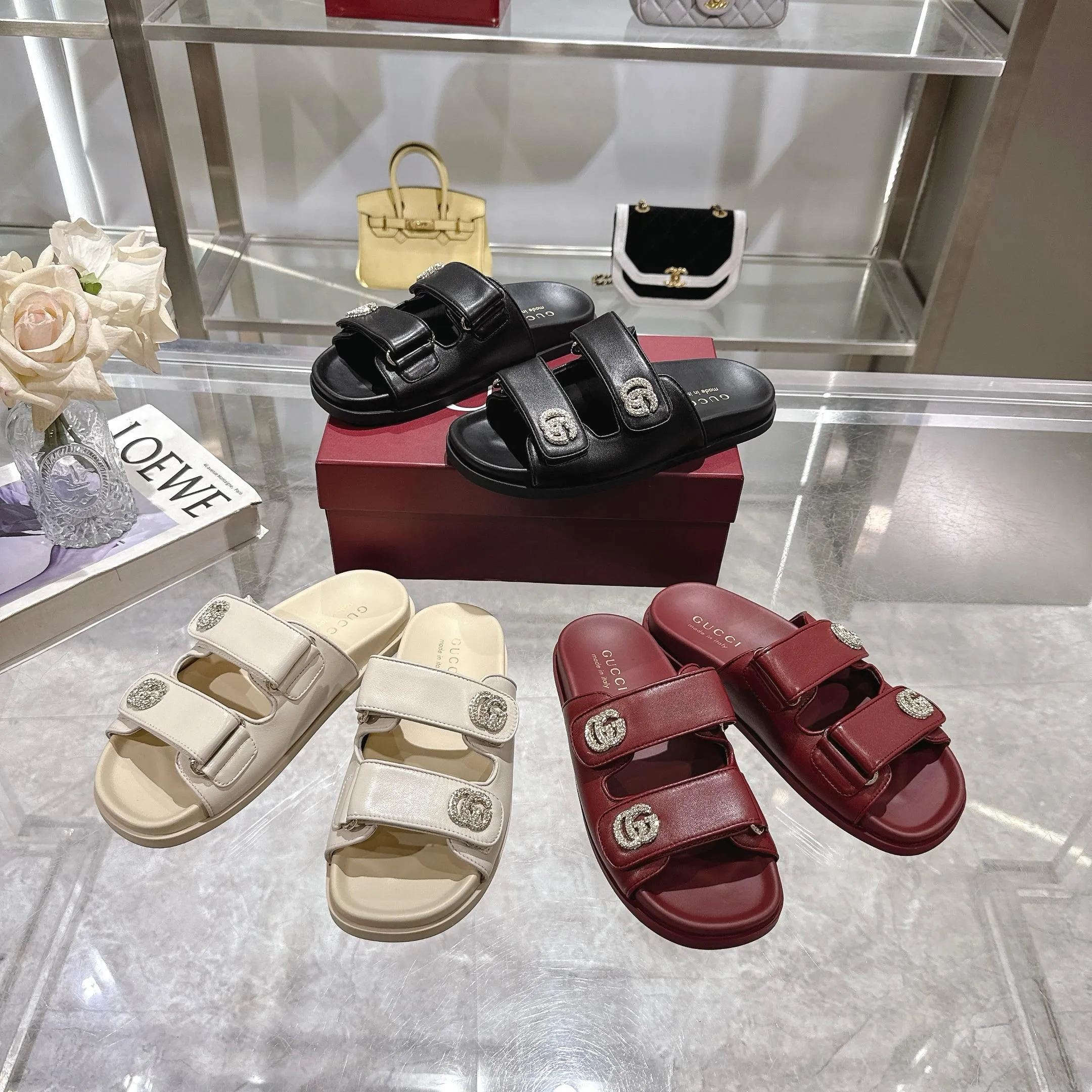 Wholesale direct sales 260👟👟 Gucci’s modern design aesthetic explores the path of unique craftsmanship, cleverly integrating the brand’s classic elements with its beloved brand identity. The sandal is embellished with the beloved Double G hardware, adding a touch of understated branding to the design, complementing the versatility of the Velcro straps. Women Light gold tone hardware Sheepskin lining Double G Rubber sole Velcro fastening Flat sole